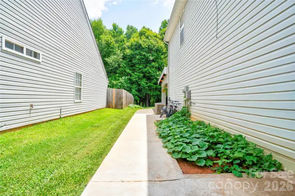 9336 Dewey DR, Charlotte, NC 28214