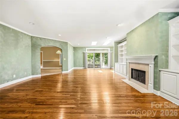 200 Teaberry LN, Hendersonville, NC 28739