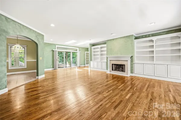 200 Teaberry LN, Hendersonville, NC 28739