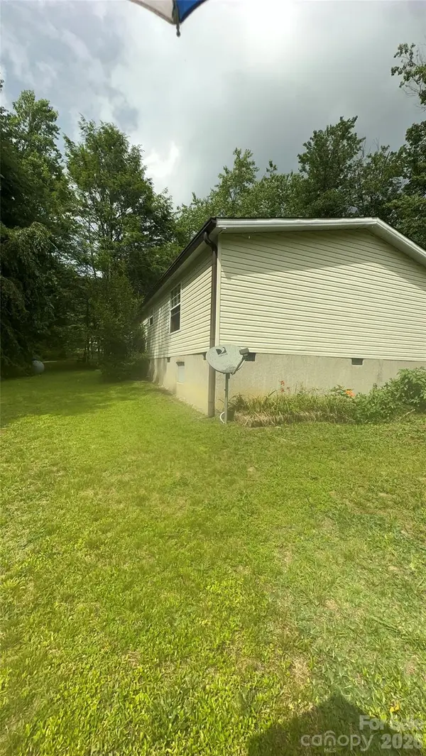 294 E Lester LN, Hendersonville, NC 28739