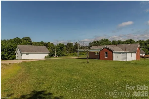 820 Suncrest Orchard RD, North Wilkesboro, NC 28659
