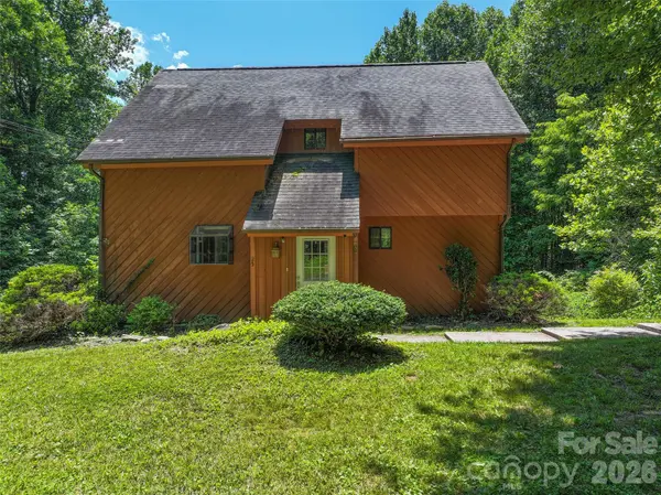 25 Little Creek LN, Maggie Valley, NC 28751