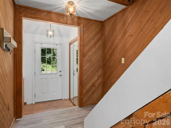 25 Little Creek LN, Maggie Valley, NC 28751