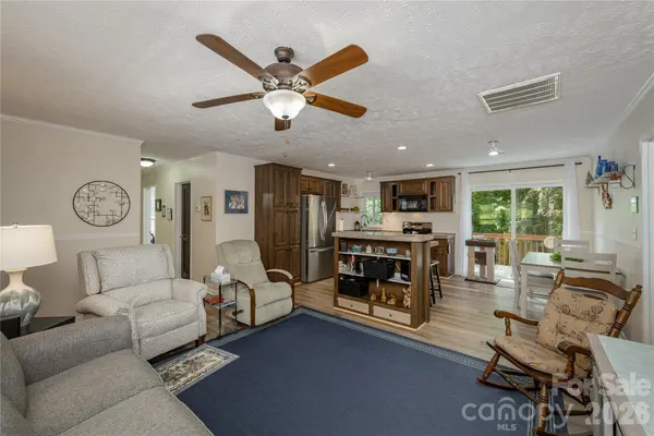 32 Beechwood Lakes DR, Hendersonville, NC 28792