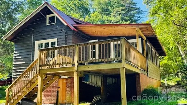 23 Leatherwood LN, Hendersonville, NC 28739