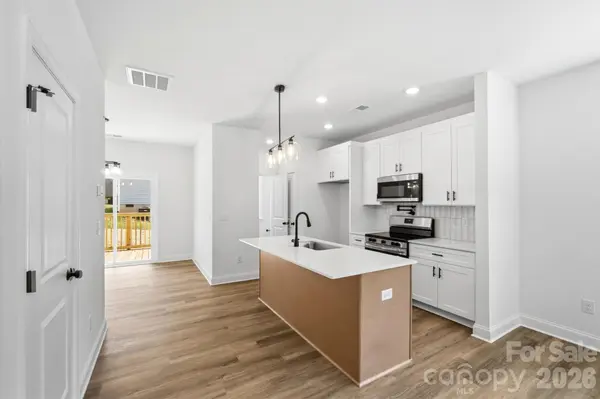 210 8th Avenue DR SE, Hickory, NC 28602