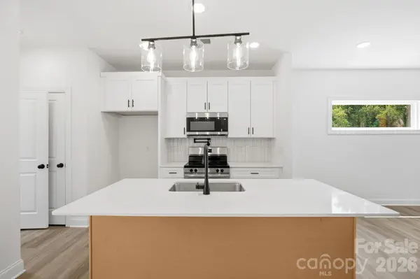 210 8th Avenue DR SE, Hickory, NC 28602