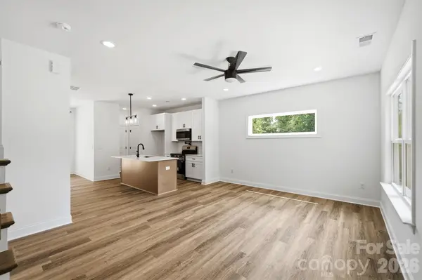 210 8th Avenue DR SE, Hickory, NC 28602