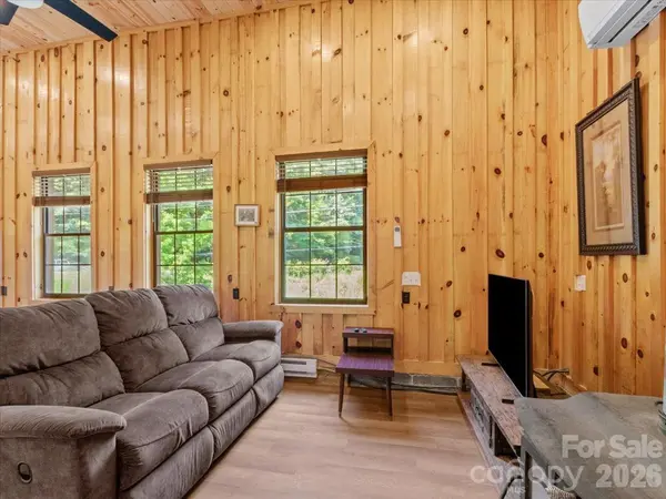 323 McCurrey RD, Burnsville, NC 28714