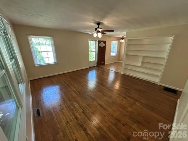 11 Mountain RD, Hendersonville, NC 28791