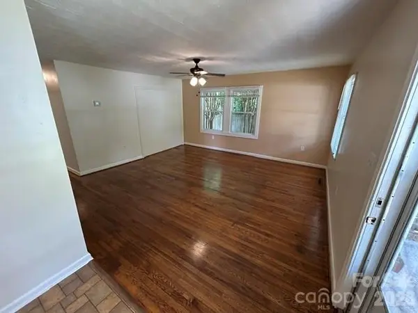 11 Mountain RD, Hendersonville, NC 28791