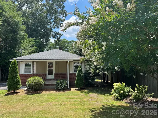 11 Mountain RD, Hendersonville, NC 28791