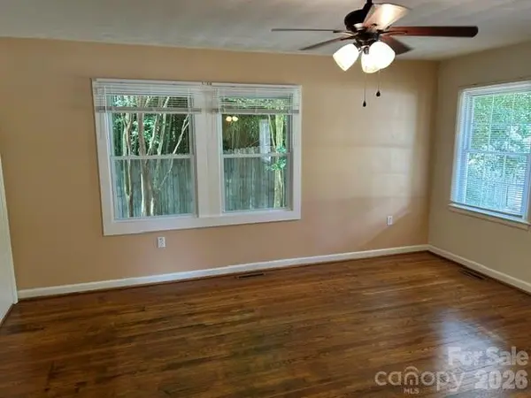 11 Mountain RD, Hendersonville, NC 28791
