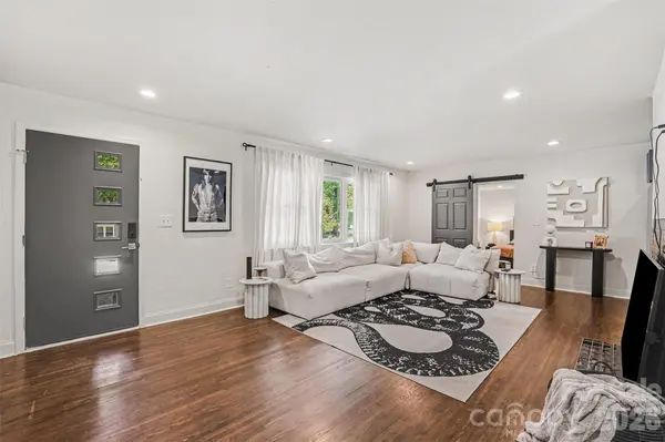 1027 Dresden DR W, Charlotte, NC 28205