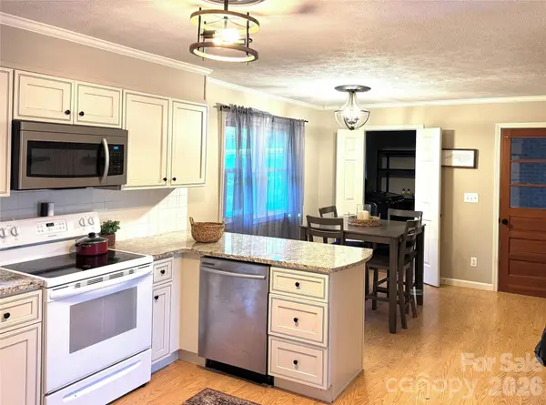 96 Rolling Hills RD, Mills River, NC 28759