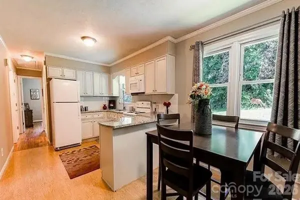 96 Rolling Hills RD, Mills River, NC 28759