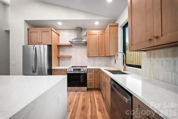 6 Sandhurst DR, Asheville, NC 28806
