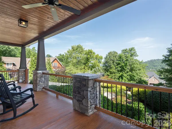 80 Village Pointe LN, Asheville, NC 28803