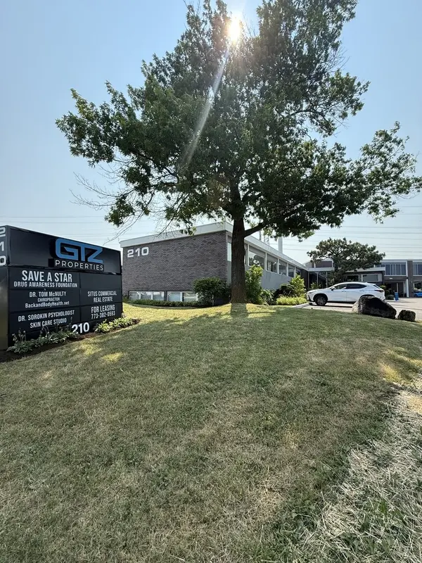 210 Skokie Valley RD, Highland Park, IL 60035