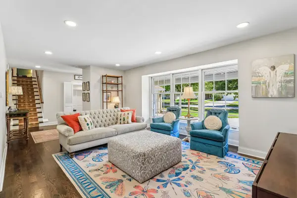 938 N Marsha DR, Palatine, IL 60067