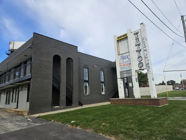 8646 S Roberts RD, Justice, IL 60458