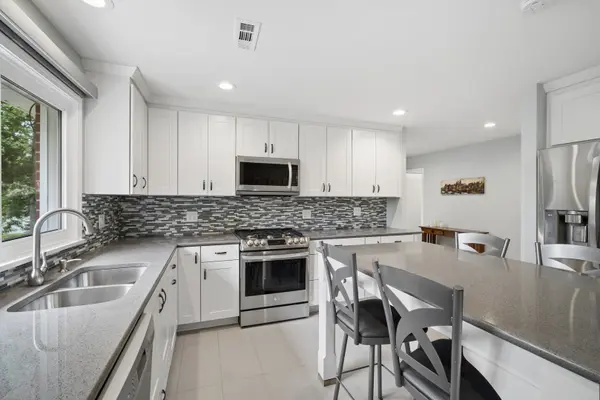 2930 Warbler PL, Highland Park, IL 60035