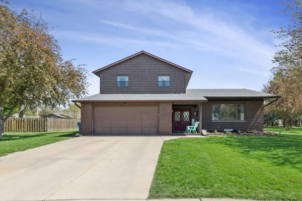 220 10th CIR, De Witt, IA 52742