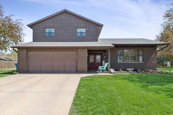 220 10th CIR,  De Witt,  IA 52742