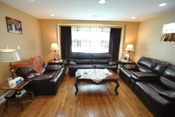 4916 W Montrose AVE, Chicago, IL 60641
