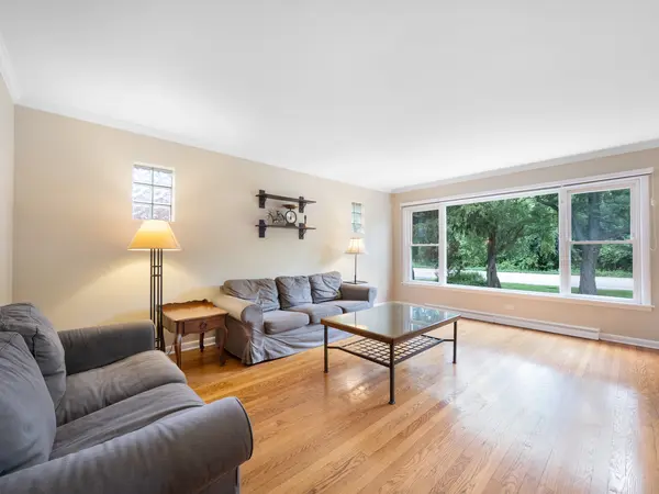 727 Harms RD, Glenview, IL 60025