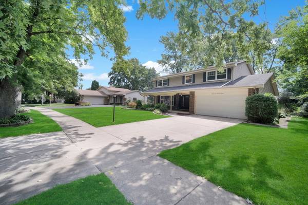 24W645 Woodcrest DR, Naperville, IL 60540