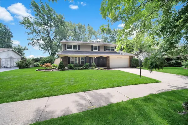 24W645 Woodcrest DR, Naperville, IL 60540