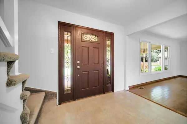 24W645 Woodcrest DR, Naperville, IL 60540