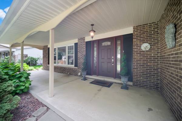 24W645 Woodcrest DR, Naperville, IL 60540