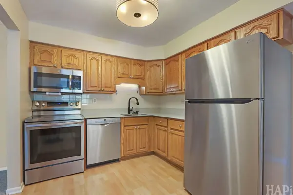 925 SPRINGHILL DR #202, Northbrook, IL 60062