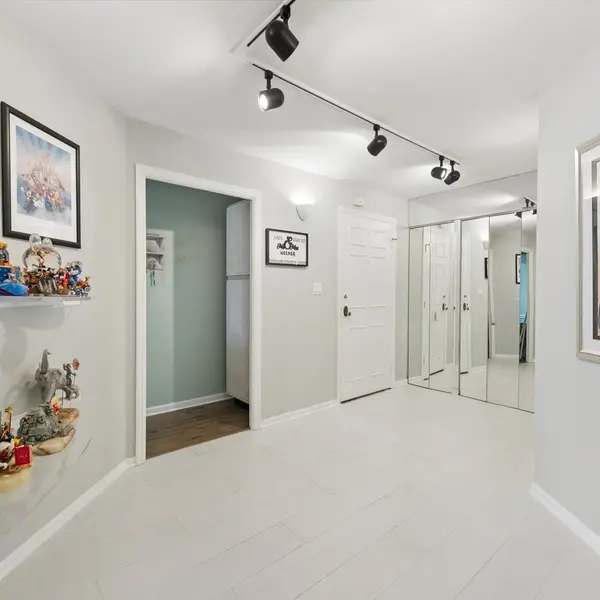3851 Mission Hills RD #303, Northbrook, IL 60062