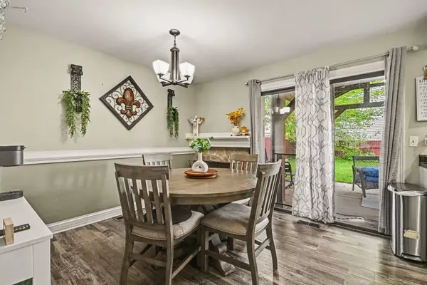 30W100 Maplewood DR, Warrenville, IL 60555