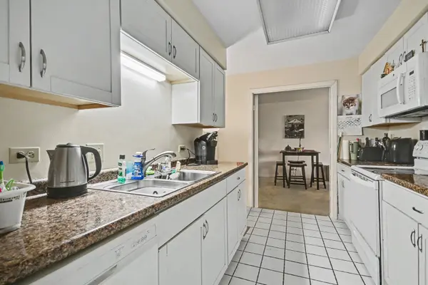 1671 MISSION HILLS RD #104, Northbrook, IL 60062