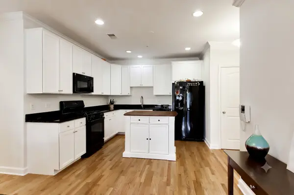 110 S Marion ST #201, Oak Park, IL 60302