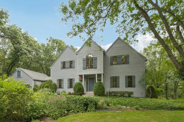14 Brierwoods LN, Hawthorn Woods, IL 60047