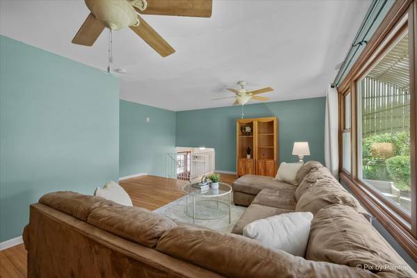 638 Sussex LN, Crystal Lake, IL 60014