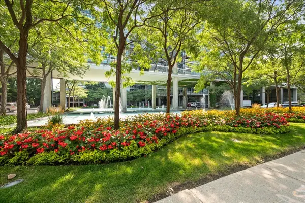 9655 Woods DR #1006, Skokie, IL 60077