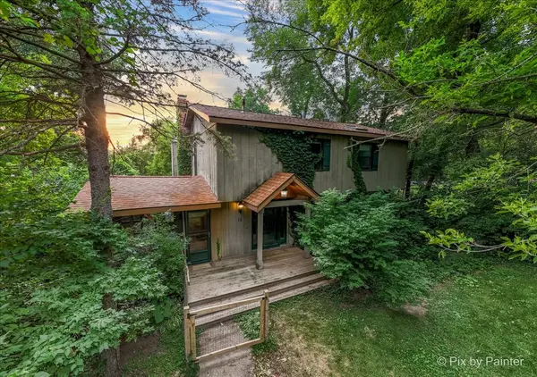 14 Lake Shore DR, Oakwood Hills, IL 60013