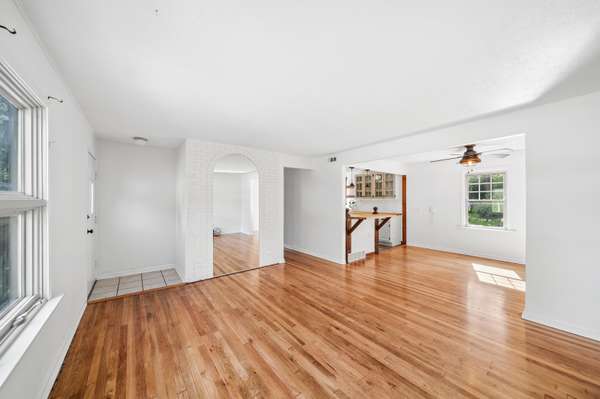 1N016 Woods AVE, Wheaton, IL 60187