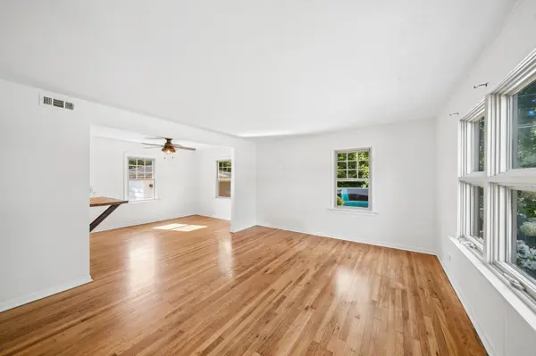 1N016 Woods AVE, Wheaton, IL 60187