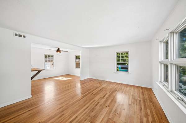 1N016 Woods AVE, Wheaton, IL 60187
