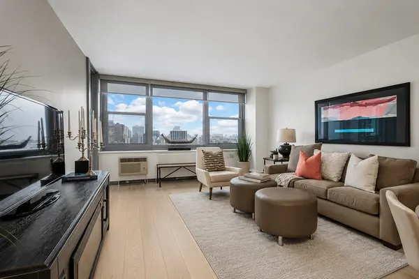 555 W Cornelia AVE #2012, Chicago, IL 60657