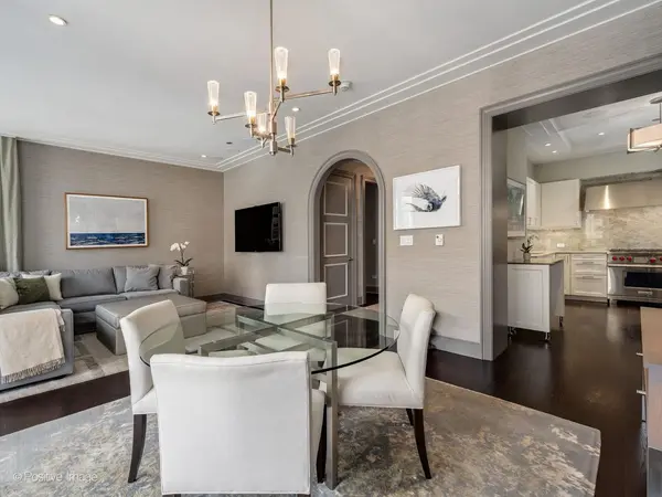 118 E Erie ST #21B, Chicago, IL 60611