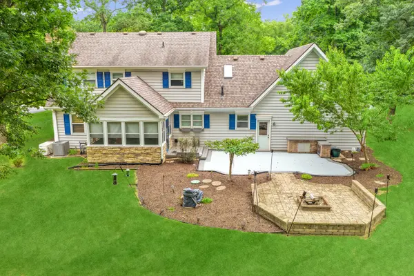 2094 Running Deer LN, Freeport, IL 61032