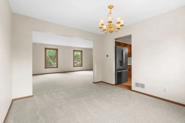 980 Sandalwood LN, Crystal Lake, IL 60014